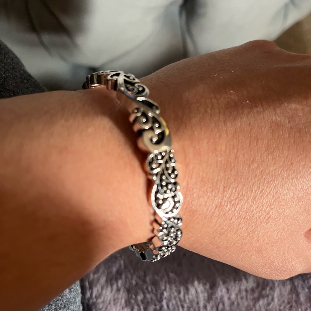 Silver elastic stretch bracelet.